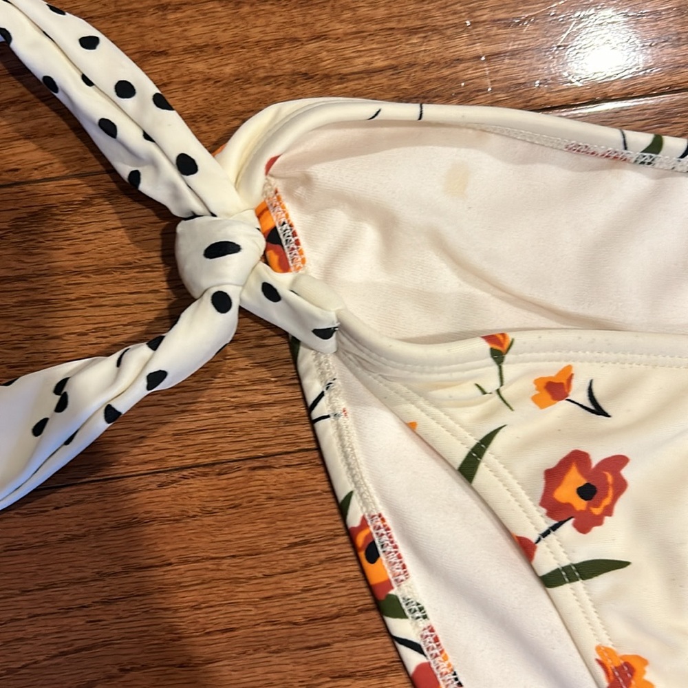 Bikini - Picture 3 of 6